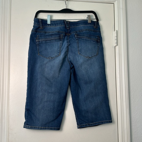 Democracy "Ab Technology" Denim Short Capris Mid/Dark Wash Size 6 w/ stretch - Picture 4 of 6